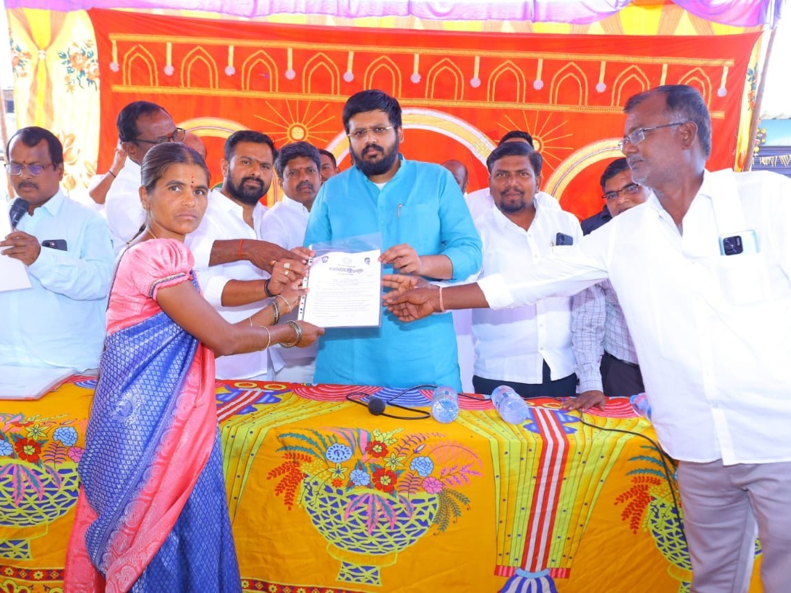 గుడిసెల్లో ఉండకుండా చూడడమే లక్ష్యం: MLA