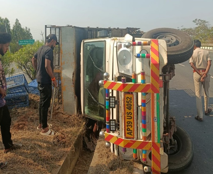 జాతీయ రహదారిపై బొలెరో బోల్తా