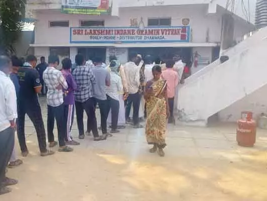 పోలీస్ పహార మధ్య సిలిండర్ల పంపిణీ