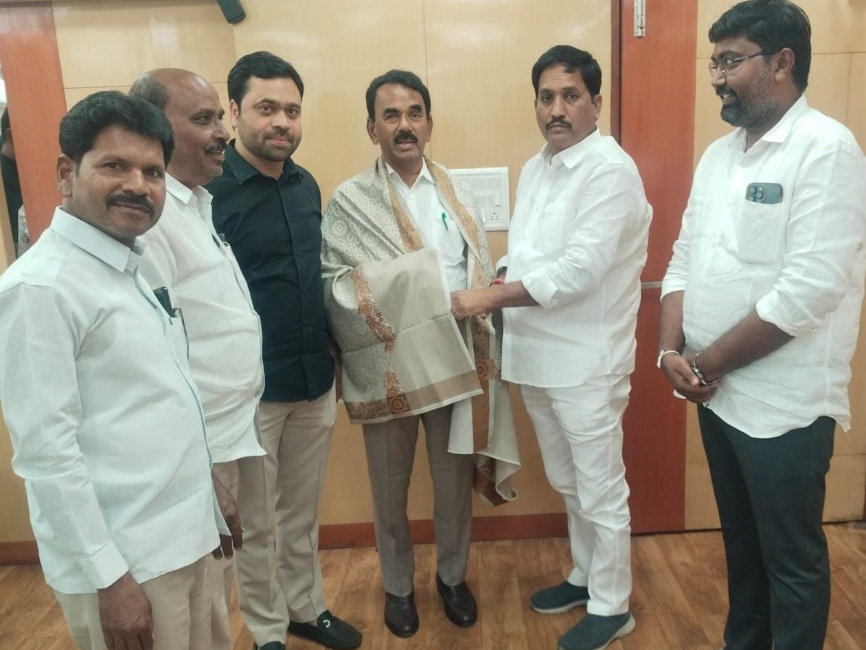 జూపల్లి కృష్ణారావును కలిసిన ఆడే గజేందర్