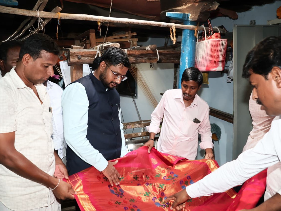 మగ్గాలను పరిశీలించిన కలెక్టర్