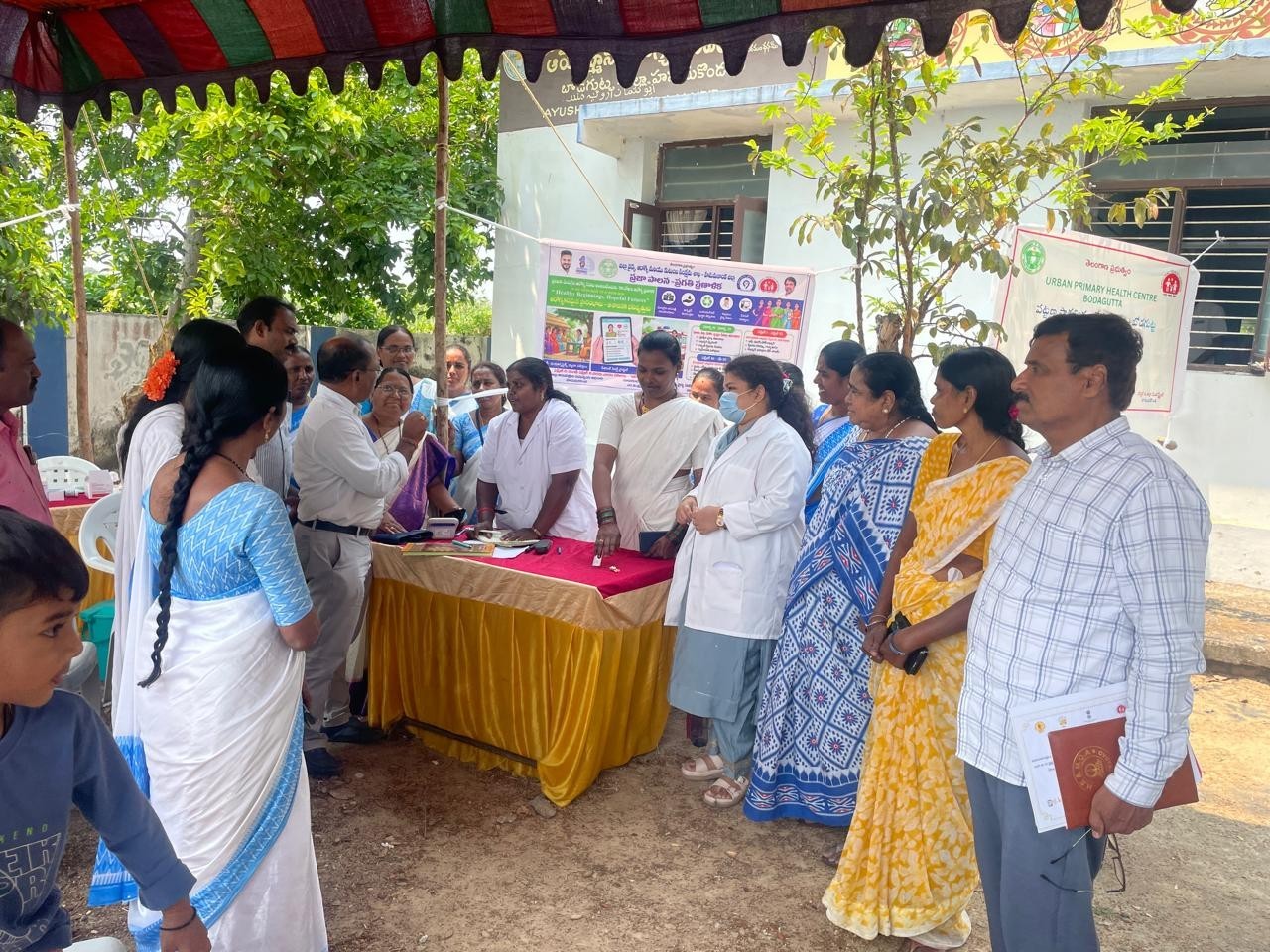 వైద్యశిబిరాన్ని సందర్శించిన DMHO