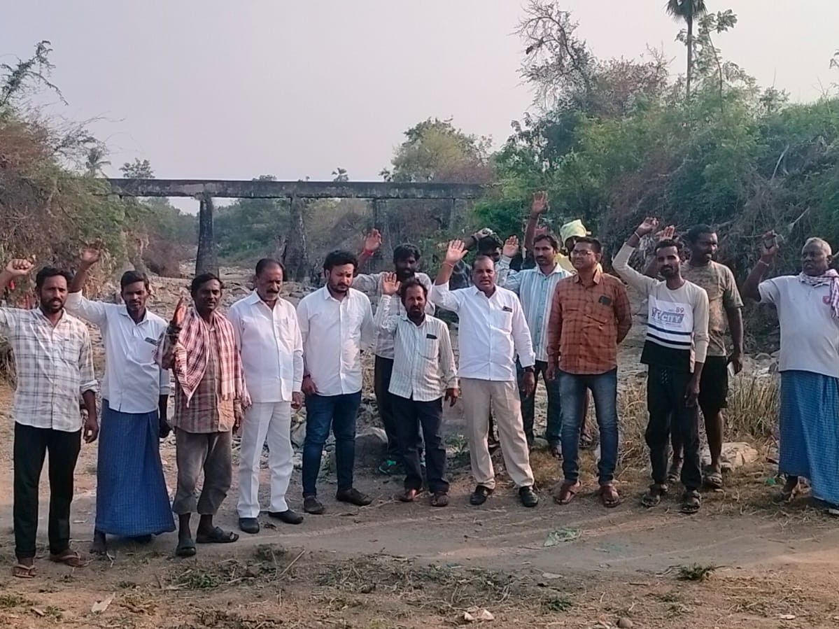 ‘తాళ్లచెరువు బ్రిడ్జి నిర్మాణాలు చేపట్టాలి’