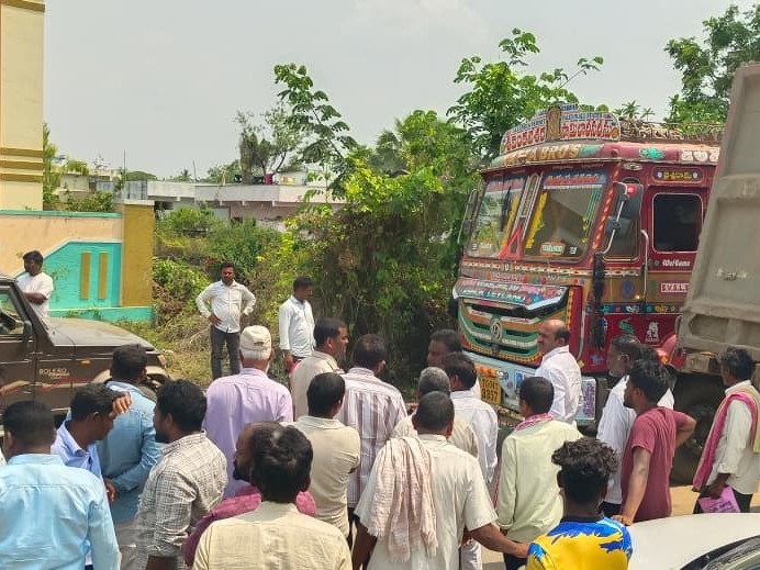 ఇసుక లారీలను అడ్డగించిన గ్రామస్తులు