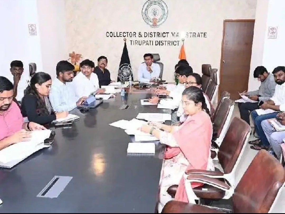 రెవెన్యూ, అభివృద్ధి పనులపై కలెక్టర్ సమీక్ష