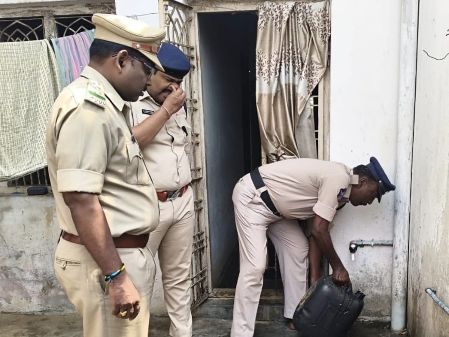 సీజ్ చేసిన నాటుసారా ధ్వంసం