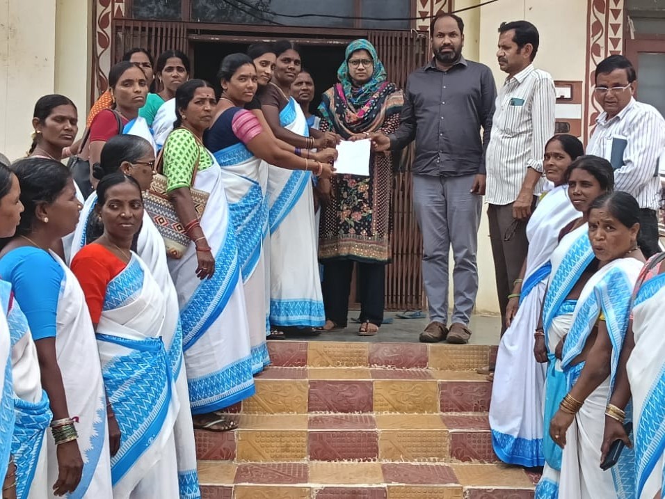 ఆశా వర్కర్ల సమస్యలు పరిష్కరించాలని వినతి