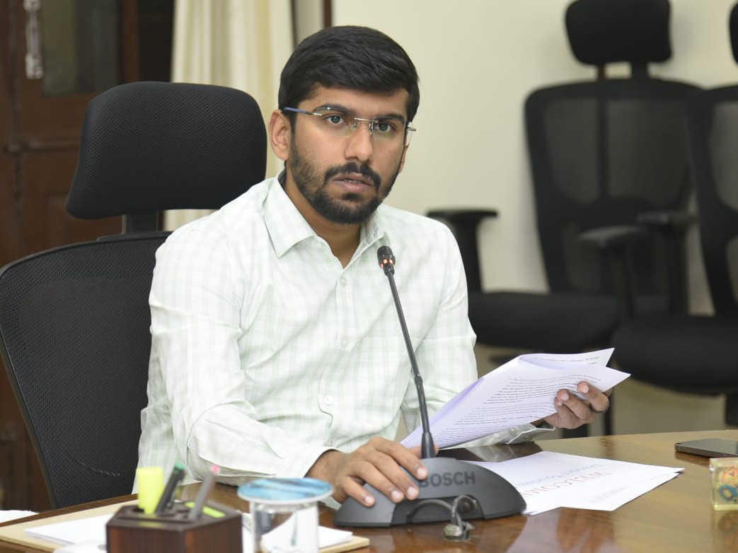 23 చోట్ల పెయిడ్ పార్కింగ్ ఏర్పాటు: కలెక్టర్