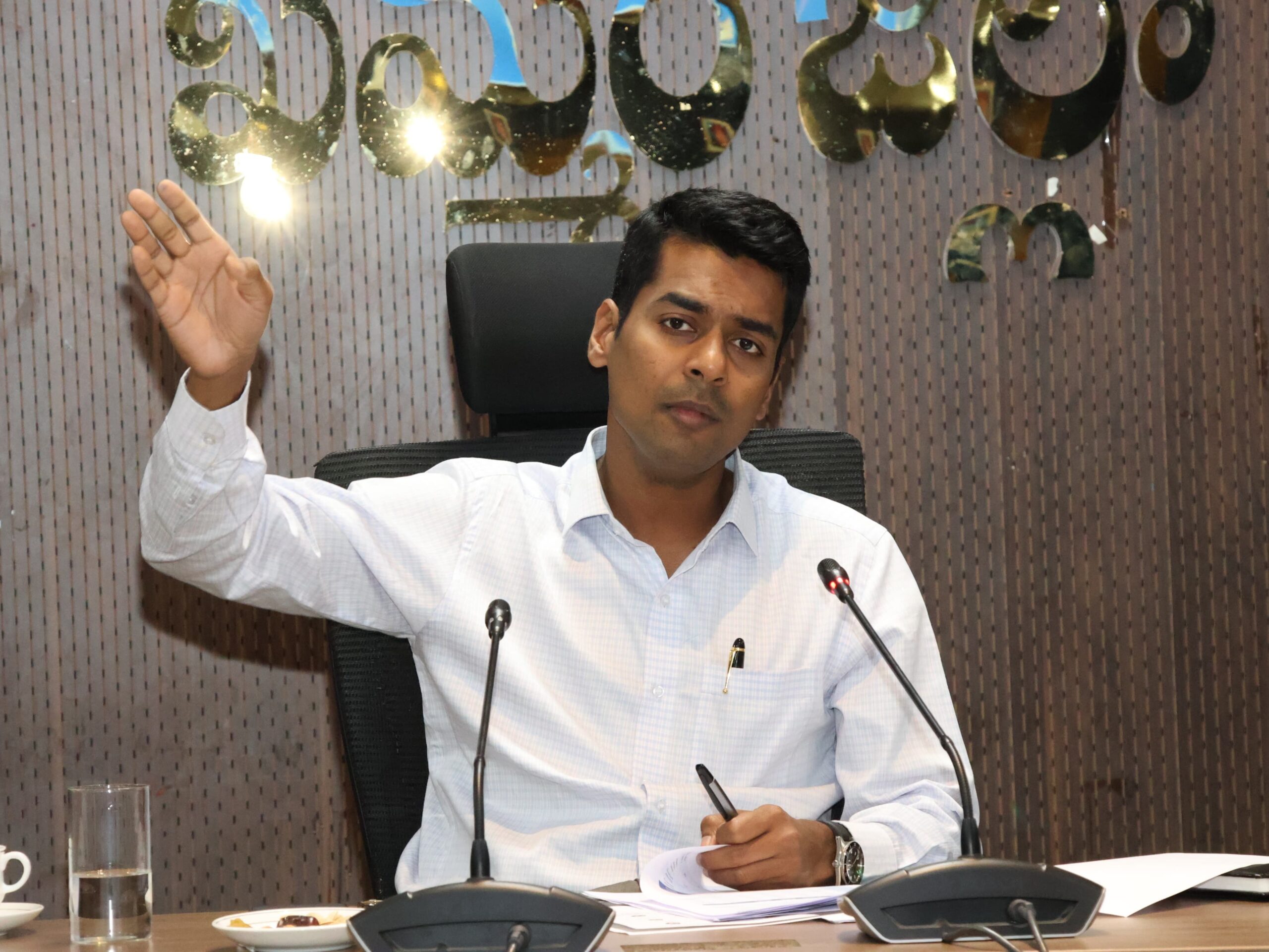 అంగన్వాడీల పనితీరుపై అధికారులతో కలెక్టర్ సమీక్ష