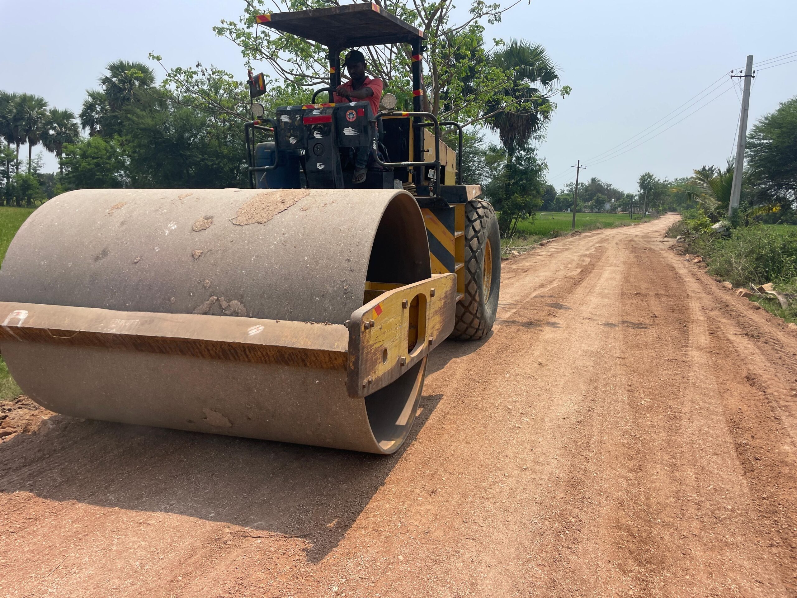 ఉపాధి హామీ నిధులతో రోడ్డు పనులు