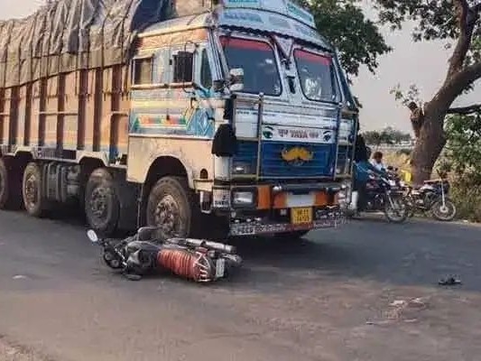 ద్విచక్ర వాహనాన్ని ఢీకొన్న లారీ