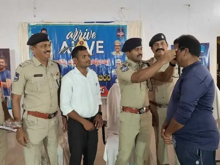 వాహనాదారులు విధిగా కంటి పరీక్షలు చేయించుకోవాలి: SP