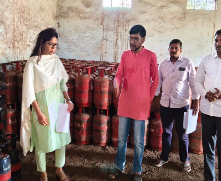 గ్యాస్ గూడెంను తనిఖీ చేసిన జాయింట్ కలెక్టర్