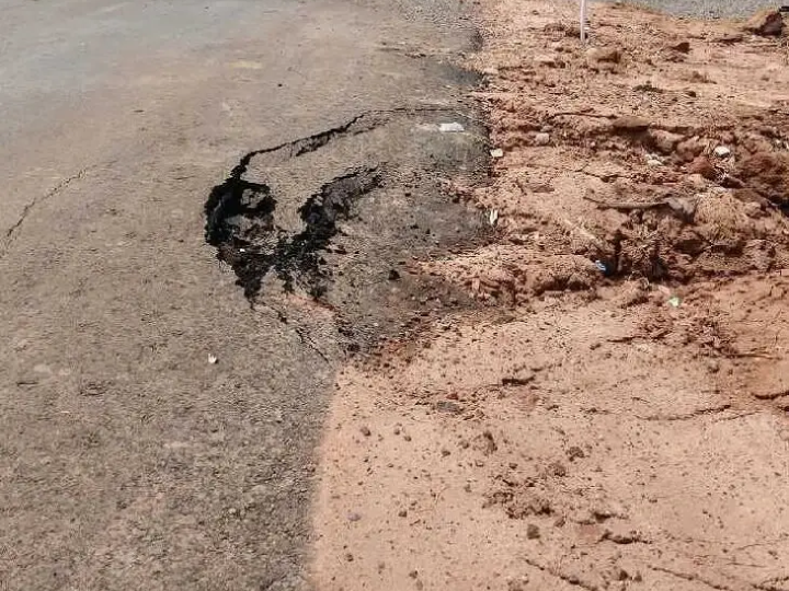 రెండు నెలలకే పాడైపోతున్న.. రహదారులు