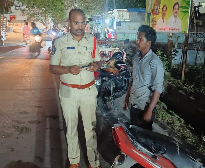 వేములపాడు రోడ్డులో వాహన తనిఖీలు