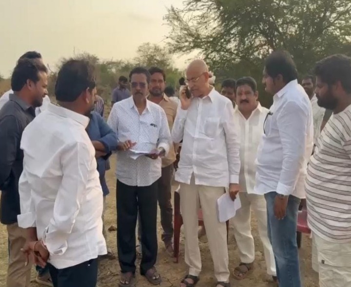 మట్టి తవ్వకాలను అడ్డుకున్న వైసీపీ నాయకులు