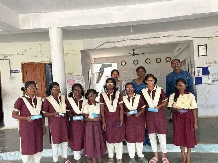 గురుకుల విద్యార్థులకు కంటి అద్దాల పంపిణీ