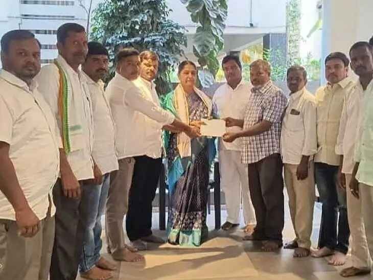 బాధితులకు సీఎంఆర్ఎఫ్ చెక్కుల పంపిణీ