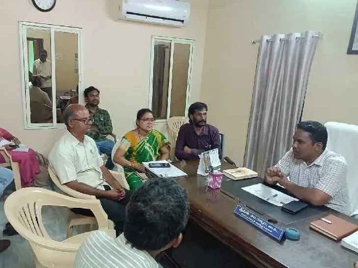 అధికారుల పనితీరుపై అసంతృప్తి వ్యక్తం చేసిన DLDO