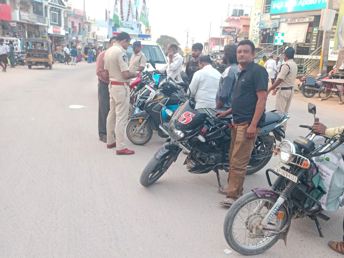 రోడ్డు భద్రతపై పోలీసుల ముమ్మర తనిఖీలు