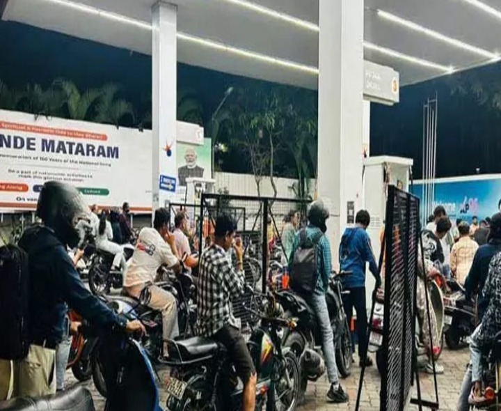 నగరంలోని పెట్రోల్ బంకుల్లో తగ్గని రద్దీ