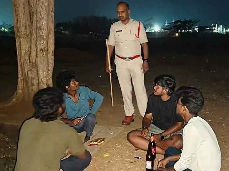 మద్యం సేవిస్తున్న వారికి సీఐ కౌన్సిలింగ్