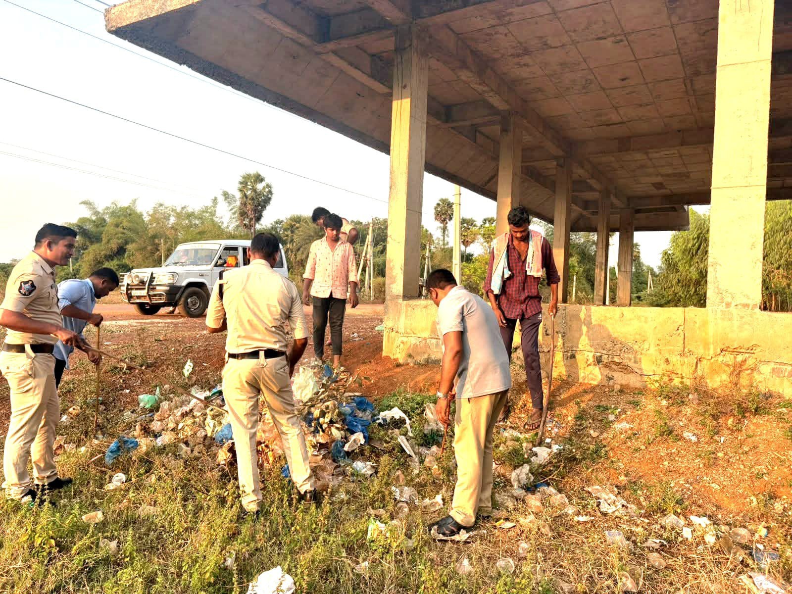 అపరిశుభ్రత ప్రదేశాలను శుభ్రం చేసిన పోలీసులు