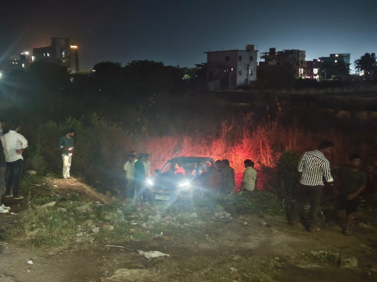 అదుపుతప్పిన కారు.. తప్పిన ప్రమాదం