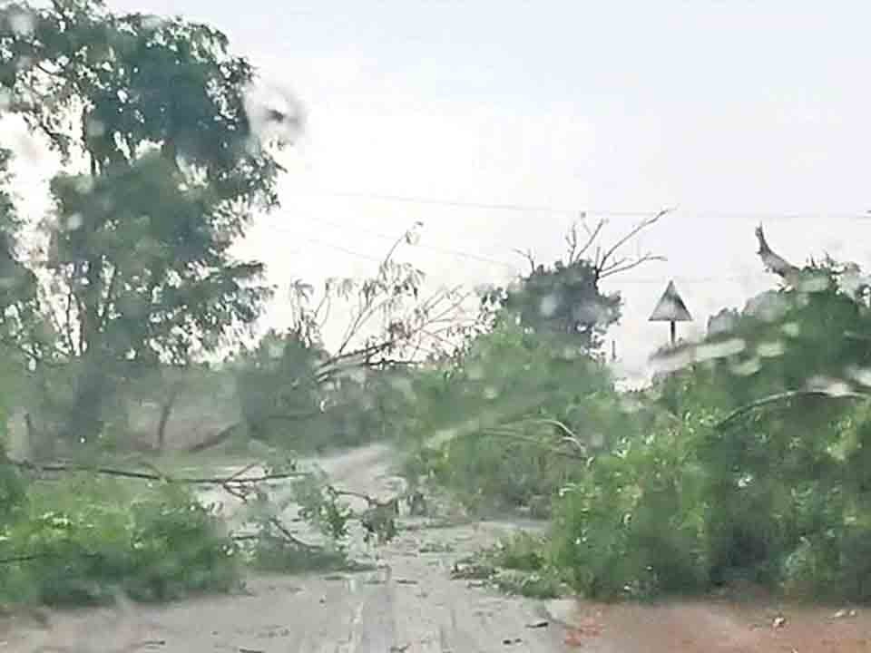 హొళగుందలో దంచికొట్టిన వర్షం