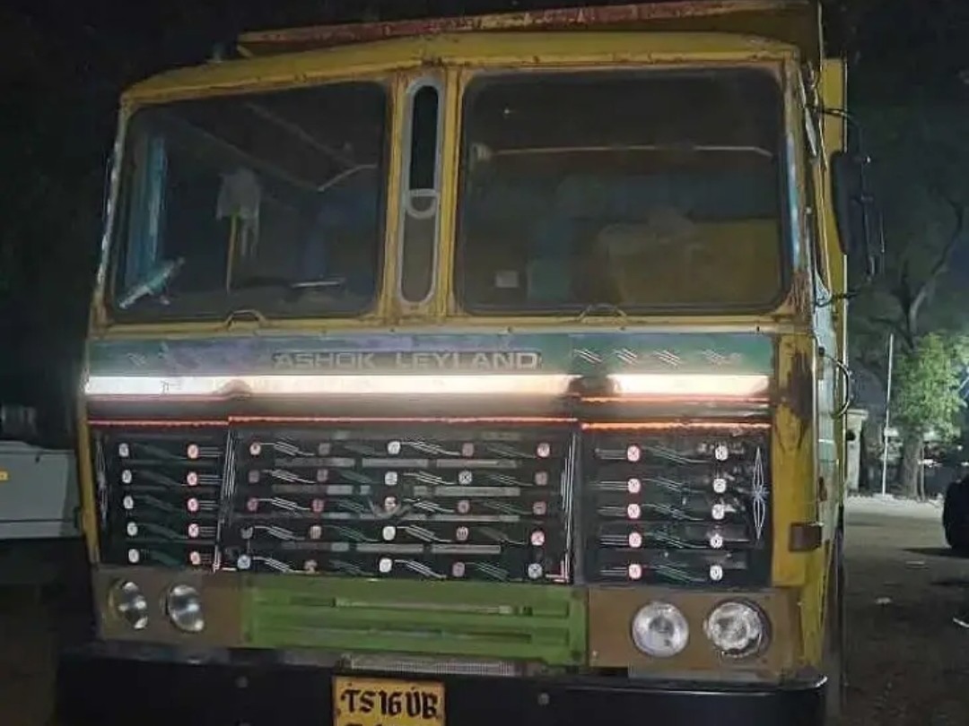 రాత్రి వేళలో మొరం దందా.. టిప్పర్ పట్టివేత