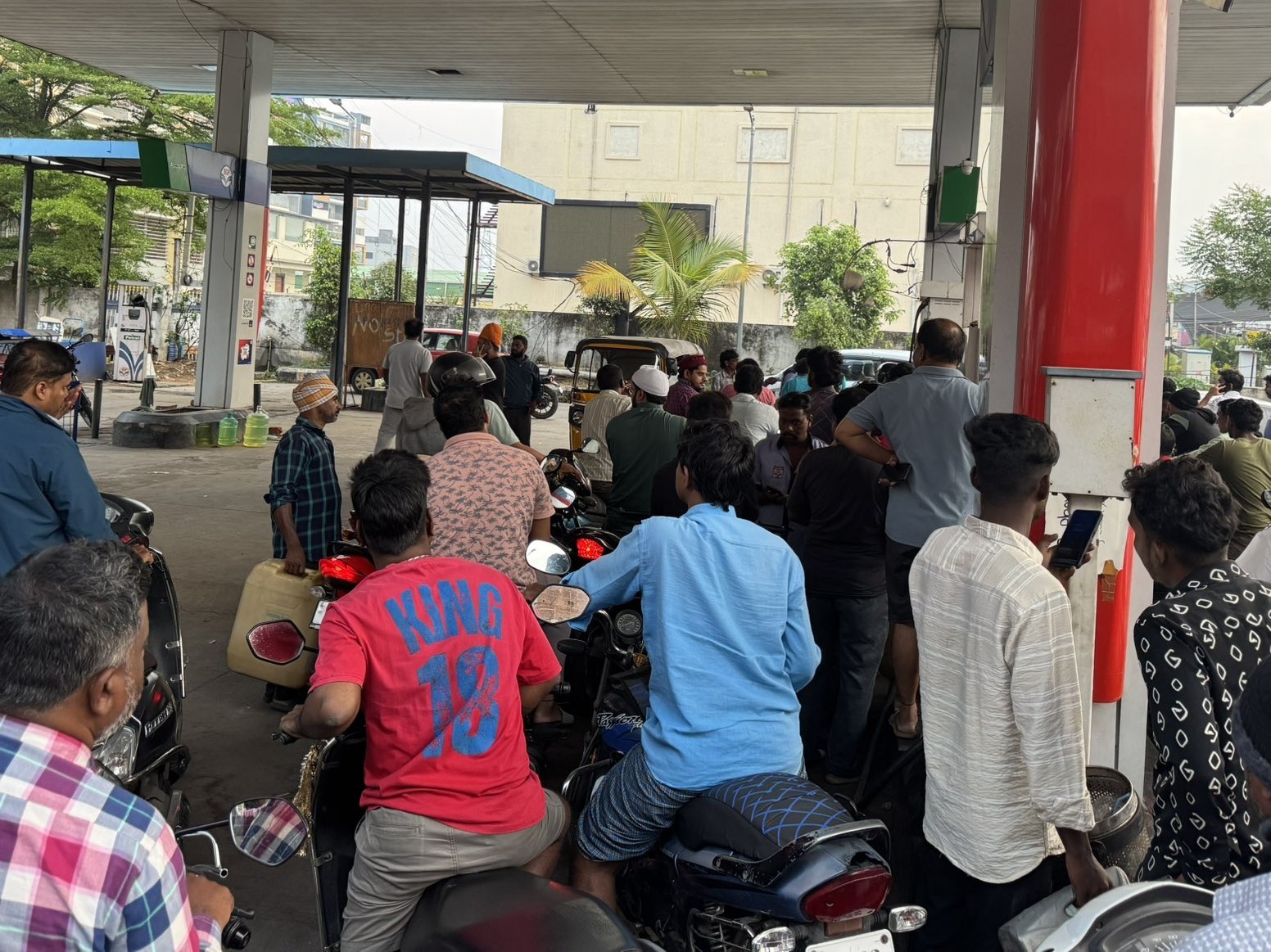 పెట్రోల్ దొరుకుతుందా..? అందరికీ అనుమానం..!