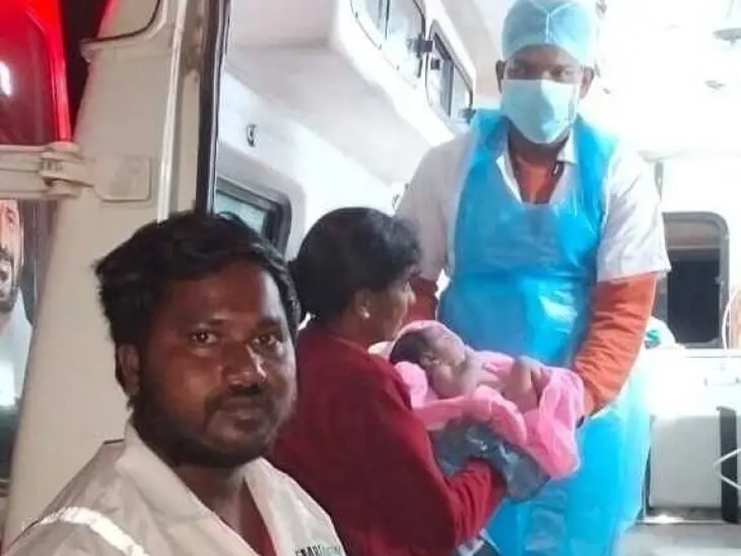 108 అంబులెన్స్‌లో మహిళ ప్రసవం