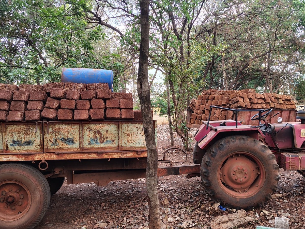 అక్రమంగా ఎర్రరాయి  తవ్వకాలు.. 4 ట్రాక్టర్లు సీజ్
