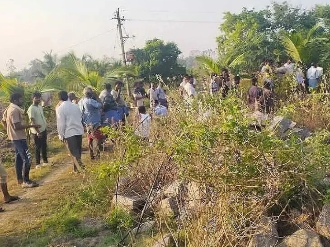 భర్త కళ్లెదుటే బావిలో దూకిన భార్య