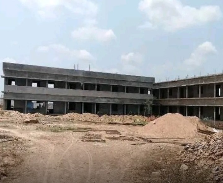 నిలిచిన మోడల్ స్కూల్ పనులు.. విద్యార్థుల అవస్థలు