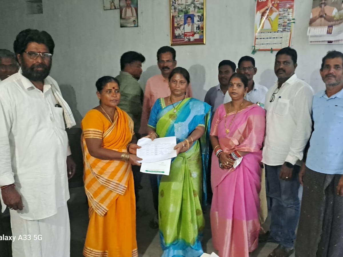 ఐదు కుటుంబాలకు CMRF చెక్కులు పంపిణీ