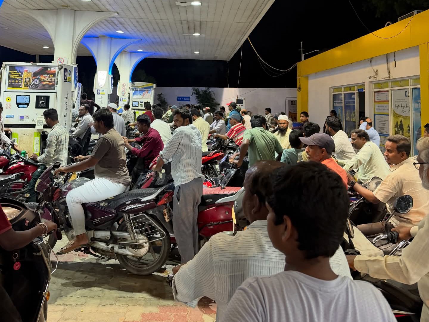 15 పెట్రోల్ బంకులకు.. మూడు మాత్రమే ఓపెన్