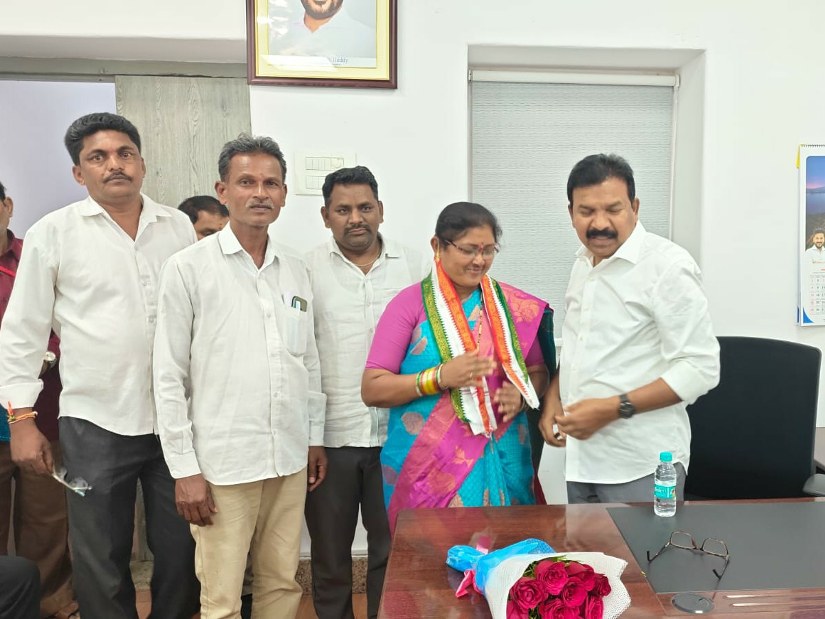 కాంగ్రెస్ పార్టీలో చేరిన కొత్తపల్లి సర్పంచ్