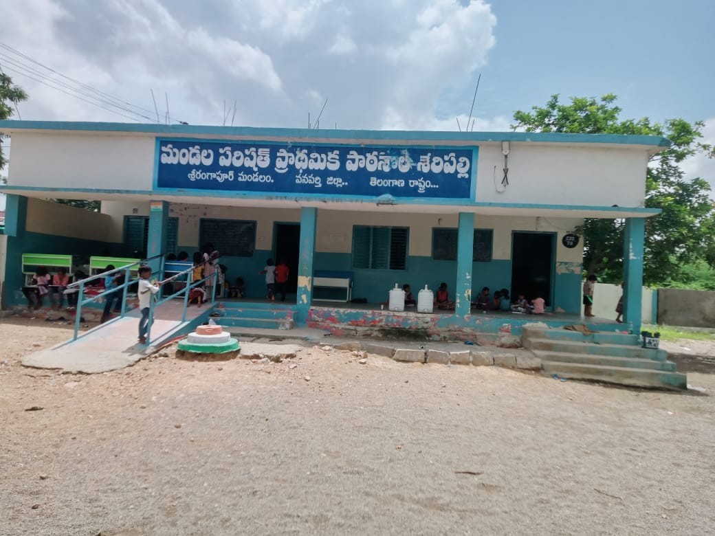 గురుకుల సీట్లు సాధించిన ప్రభుత్వ పాఠశాల విద్యార్థులు