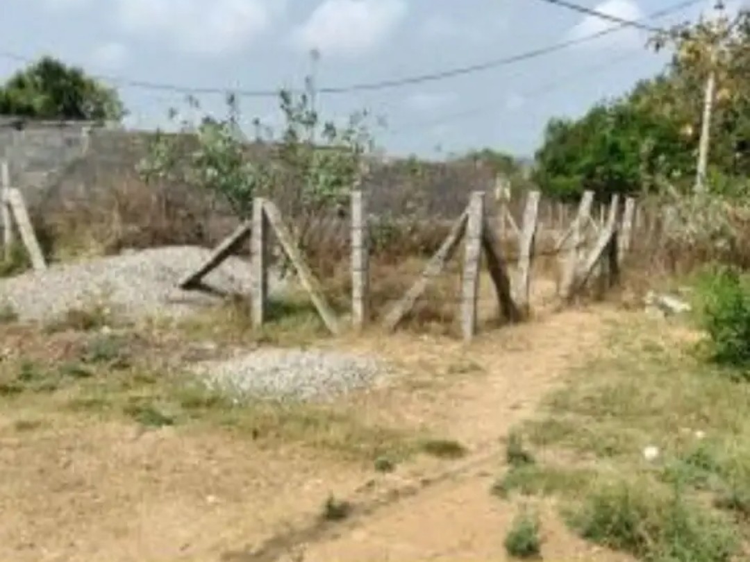 కబ్జాకు గురవుతున్న డబుల్ బెడ్రూం ఇళ్ల స్థలాలు