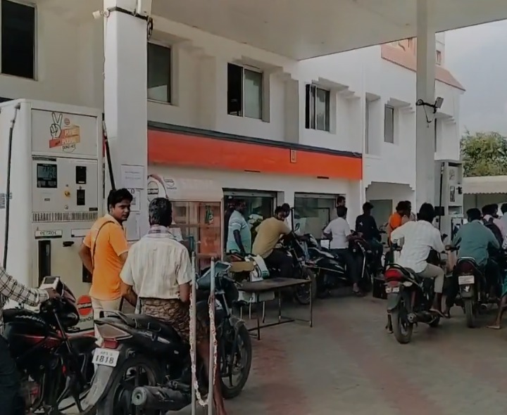 ఆకివీడులో బంకుల వద్ద భారీ క్యూలు