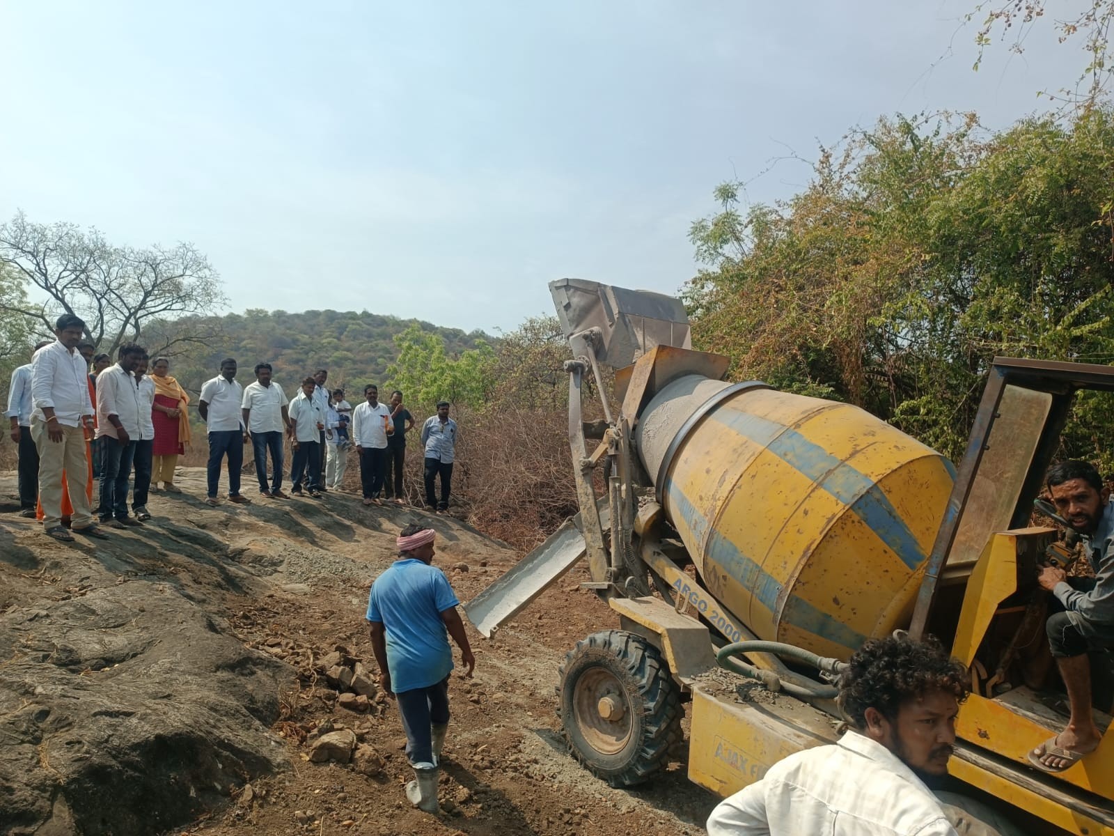 మేడారంలో సీసీ రోడ్డు నిర్మాణ పనులు ప్రారంభం