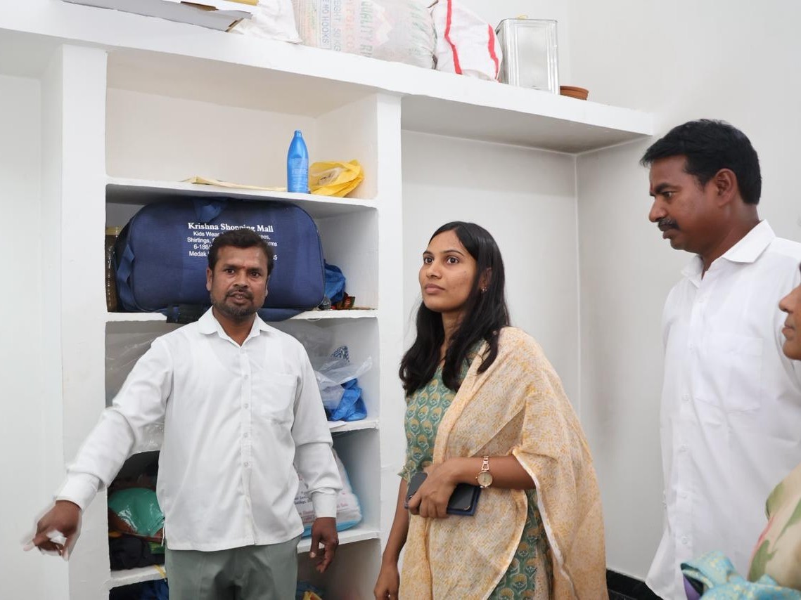 ఇందిరమ్మ ఇళ్ల నాణ్యతను పరిశీలించిన జిల్లా కలెక్టర్