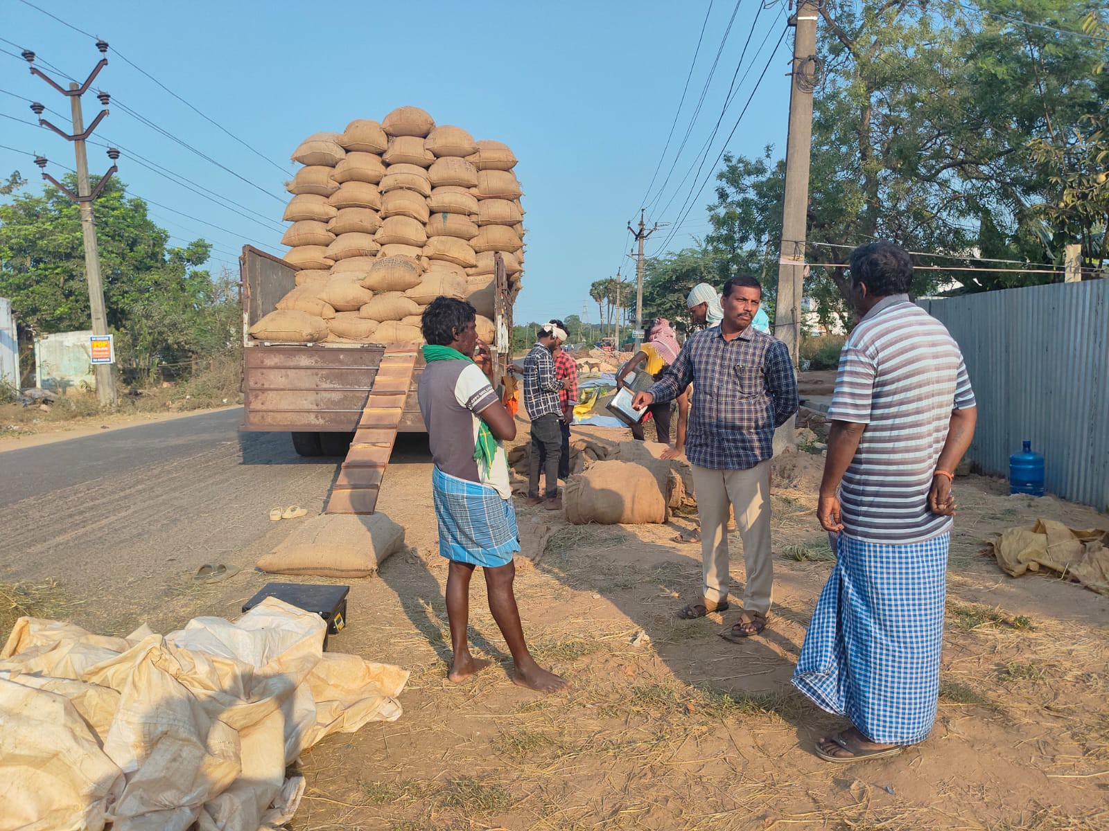 ధాన్యం కొనుగోలు కేంద్రాన్ని సందర్శించిన ఎమ్మార్వో