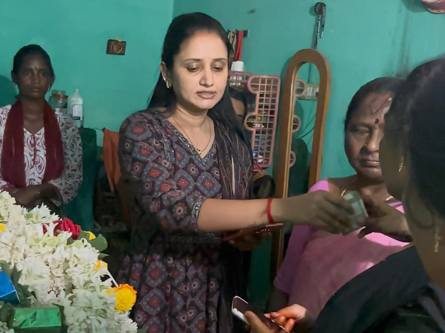 దహన సంస్కారాలకు బల్లా పల్లవి ఆర్థిక సాయం