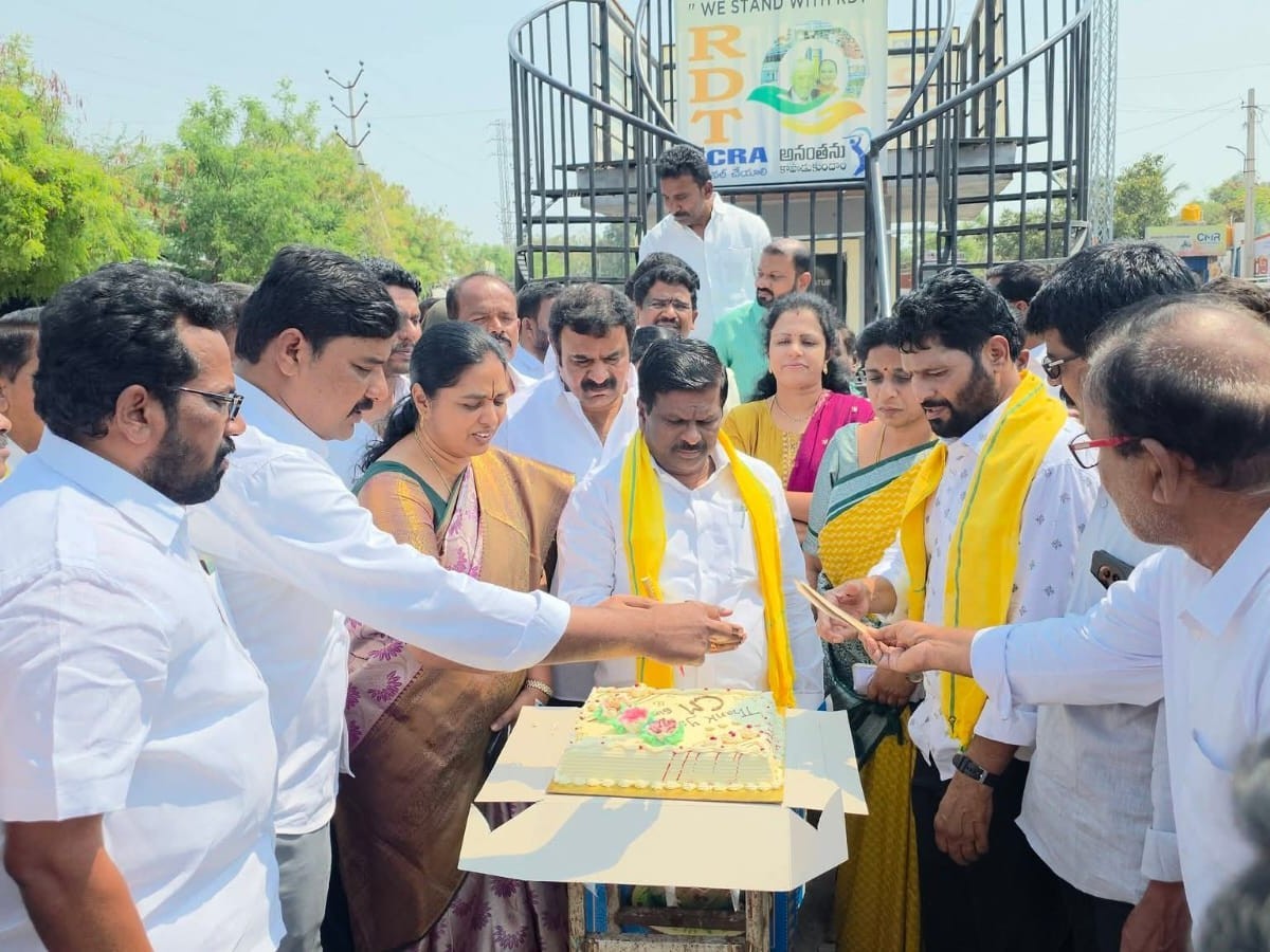 అనంతలో టీడీపీ నాయకులు సంబరాలు