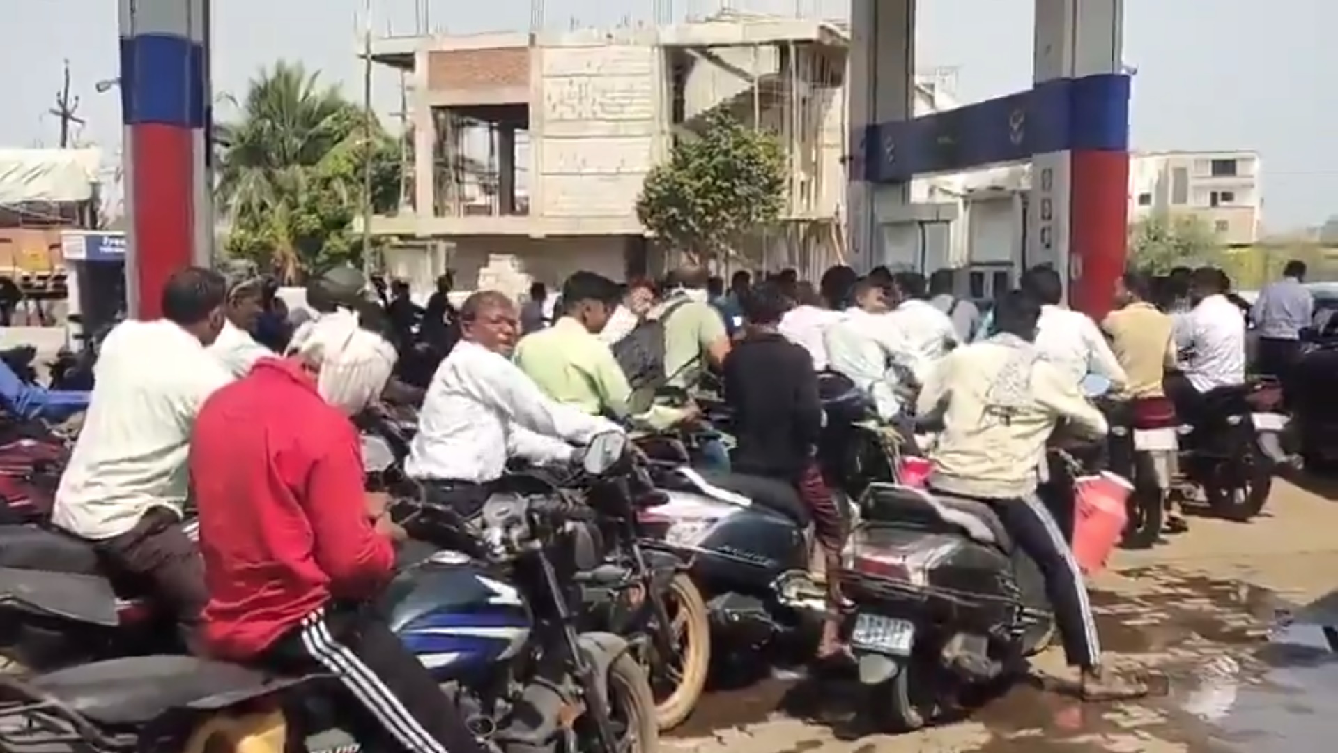 పెట్రోల్ కోసం వాహనదారుల పడిగాపులు