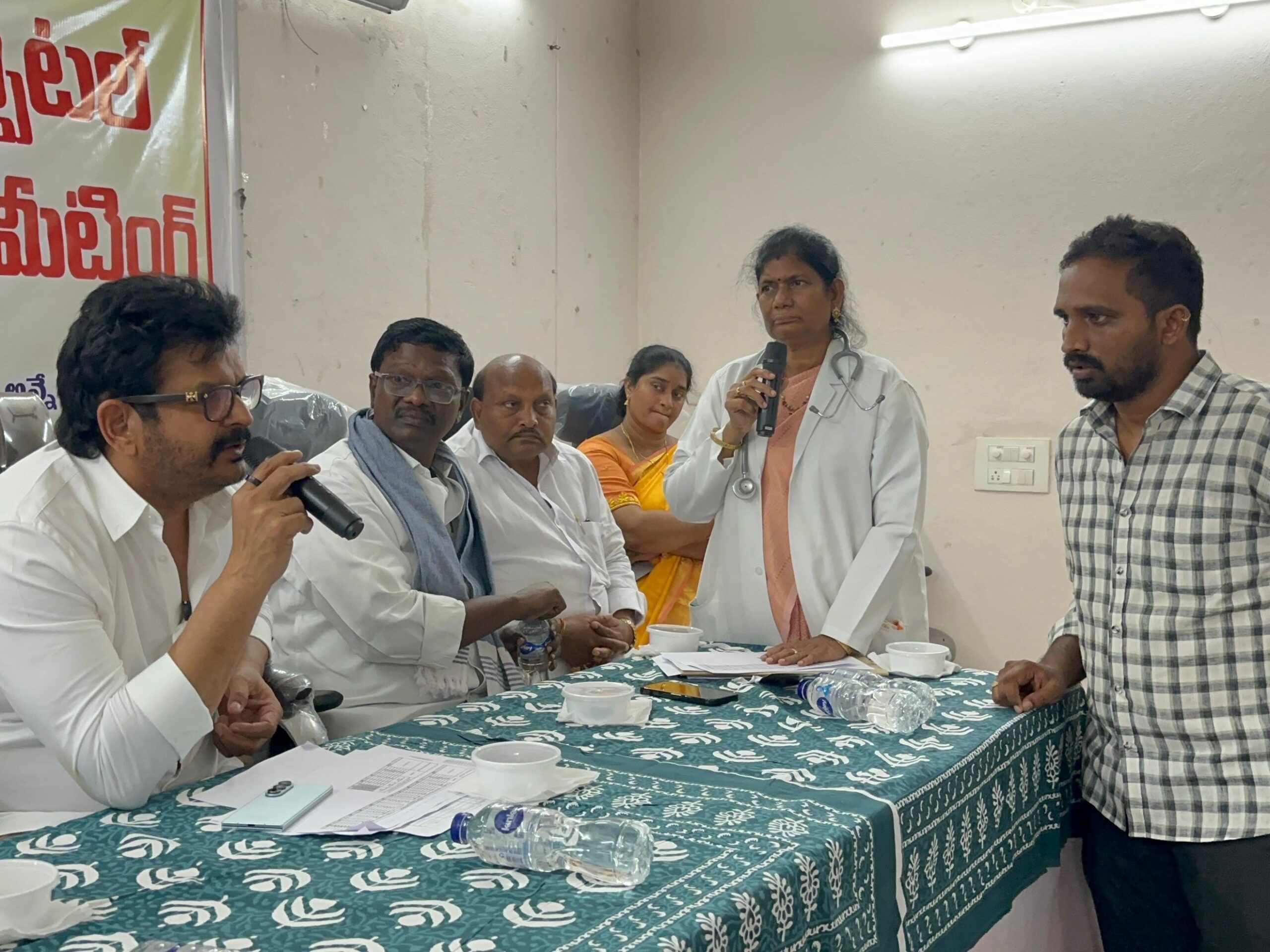 వైద్యులతో సమీక్షా సమావేశం నిర్వహించిన ఎమ్మెల్యే