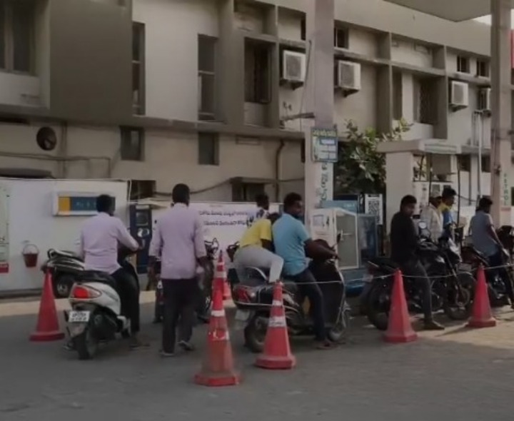 పెట్రోల్ కష్టాలు తీరాయి.. వదంతులు నమ్మొద్దు