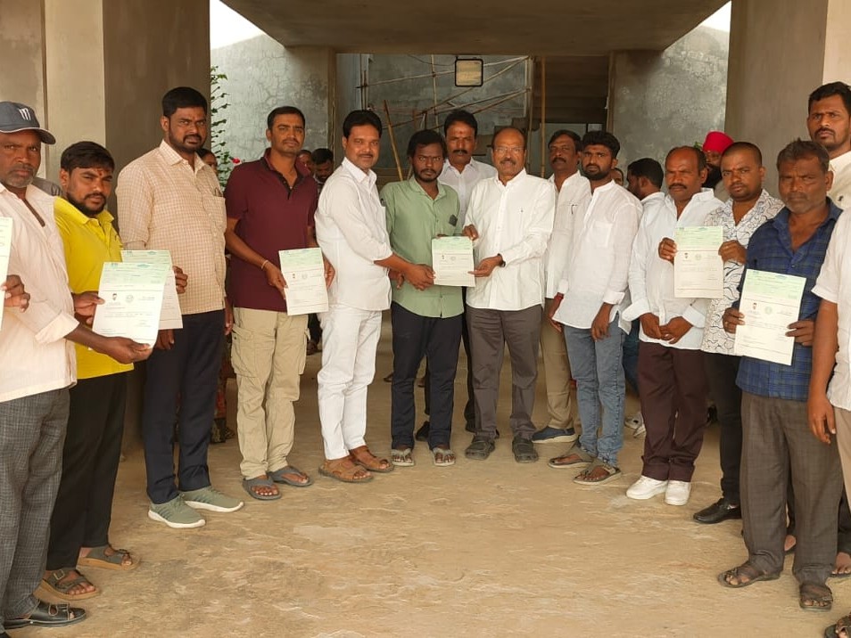 సీఎం సహాయనిధి చెక్కులు అందచేసిన కేఎల్‌ఆర్